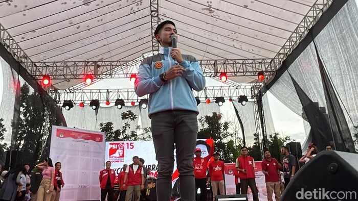 Ketum PSI Kaesang Pangarep menghadiri kampanye terbuka pertama PSI di Kota Solo, Senin (22/1/2024).