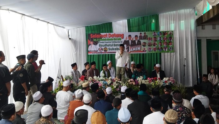 Kiai di pondok pesantren Raudlatul Bannat, Gunung Puyuh, Sukabumi, deklarasi dukungan untuk Anies-Cak Imin.