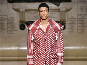 Pro-Palestina, Desainer Rilis Setelan Serba Keffiyeh di Paris Fashion Week