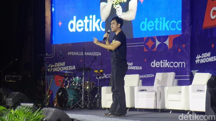 Komika Fadhlan saat mengisi acara #DemiIndonesia Cerdas Memilih di Palembang, Senin (22/1/2024).