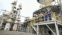 Pekerja Pertamina EP Donggi Matindok Field memeriksa fasilitas produksi Central Processing Plant (CPP) Donggi di Banggai, Sulawesi Tengah, Minggu (21/1/2024).
