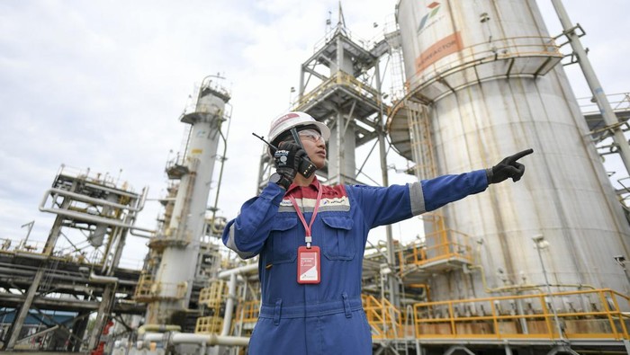 Pekerja Pertamina EP Donggi Matindok Field memeriksa fasilitas produksi Central Processing Plant (CPP) Donggi di Banggai, Sulawesi Tengah, Minggu (21/1/2024). Guna menjaga keberlanjutan melalui kinerja Environmental, Social, Governance (ESG), Pertamina EP Donggi Matindok Field melakukan inovasi Peningkatan Kinerja Energi Berbasis Demand Response yang mampu mengurangi emisi gas terbuang ke lingkungan sebesar 33.810 ton C02 eq per tahun dan upaya tersebut mendapatkan Gold Award ajang penghargaan International Convention on Quality Control Circles (ICQCC) 2023 di Beijing, China. ANTARA FOTO/Hafidz Mubarak A/aww.