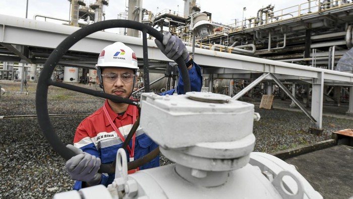 Pekerja Pertamina EP Donggi Matindok Field memeriksa fasilitas produksi Central Processing Plant (CPP) Donggi di Banggai, Sulawesi Tengah, Minggu (21/1/2024). Guna menjaga keberlanjutan melalui kinerja Environmental, Social, Governance (ESG), Pertamina EP Donggi Matindok Field melakukan inovasi Peningkatan Kinerja Energi Berbasis Demand Response yang mampu mengurangi emisi gas terbuang ke lingkungan sebesar 33.810 ton C02 eq per tahun dan upaya tersebut mendapatkan Gold Award ajang penghargaan International Convention on Quality Control Circles (ICQCC) 2023 di Beijing, China. ANTARA FOTO/Hafidz Mubarak A/aww.