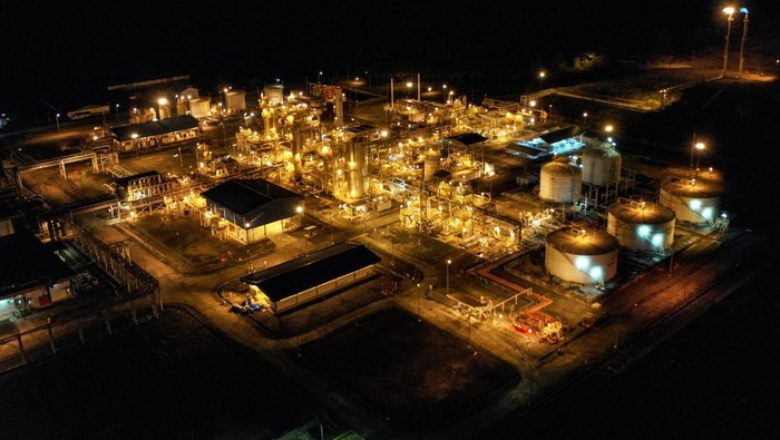 Pekerja Pertamina EP Donggi Matindok Field memeriksa fasilitas produksi Central Processing Plant (CPP) Donggi di Banggai, Sulawesi Tengah, Minggu (21/1/2024). Guna menjaga keberlanjutan melalui kinerja Environmental, Social, Governance (ESG), Pertamina EP Donggi Matindok Field melakukan inovasi Peningkatan Kinerja Energi Berbasis Demand Response yang mampu mengurangi emisi gas terbuang ke lingkungan sebesar 33.810 ton C02 eq per tahun dan upaya tersebut mendapatkan Gold Award ajang penghargaan International Convention on Quality Control Circles (ICQCC) 2023 di Beijing, China. ANTARA FOTO/Hafidz Mubarak A/aww.