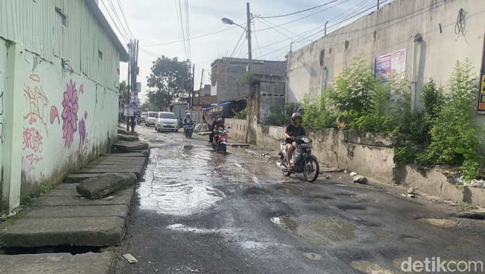 Kondisi jalanan berlubang di Jalan Gurila saat dilintasi para pengendara. (Kartika Sari/detikSumut)