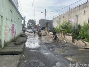 Banyak Ranjau Lubang di Jalan Gurila, Warga: Pengendara Sering Jatuh