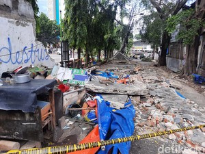 Puing Tembok Roboh di Tebet Belum Dibersihkan, Akses Lalin Masih Tertutup