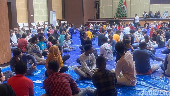 Suasana persiapan penyortiran dan pelipatan surat suara oleh KPU Kota Sorong, Papua Barat Daya. (Juhra Nasir/detikcom).