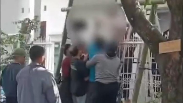 Kuli bangunan di Makassar, Sulsel tersengat listrik saat perbaiki rumah.