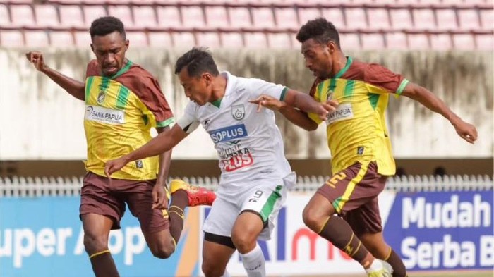 Laga Perswar Waropen vs Gresik United