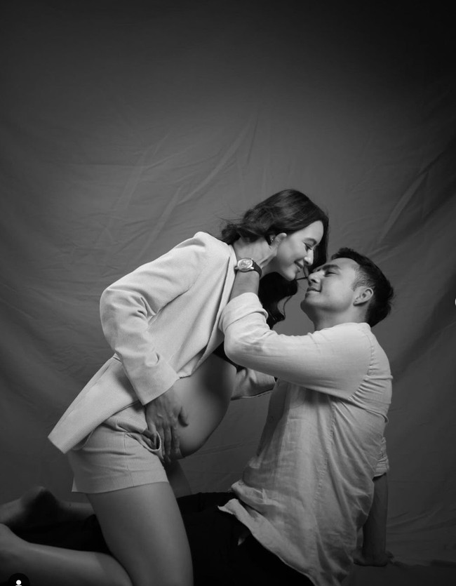 Laura dan suami tampil dalam 3 look untuk pemotretan maternitynya tersebut. Di beberapa pose, Laura dan suami tampak memamerkan kemesraan mereka. Foto: Instagram/@laura_theux