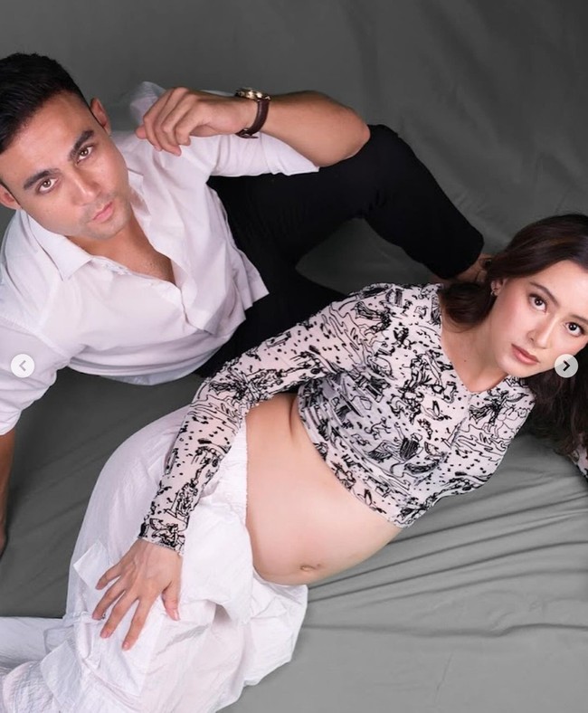 Meski tengah hamil namun banyak yang memuji pesona bumil yang satu ini. Paras cantiknya tetap menawan dan bikin terpana. Foto: Instagram/@laura_theux