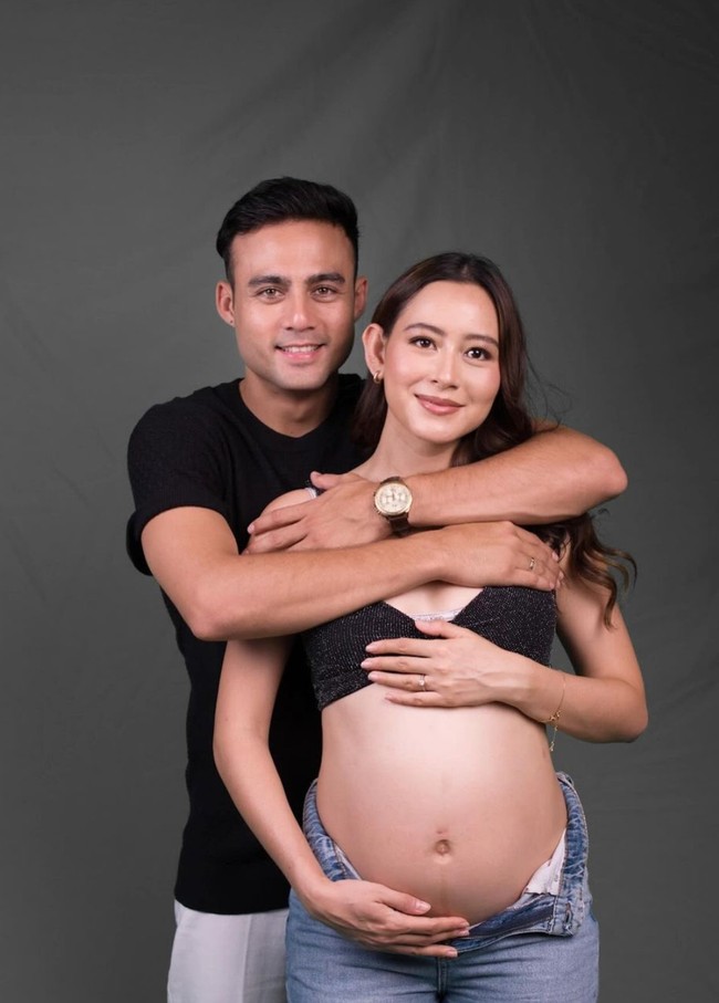 Melalui akun Instagram pribadinya aktris Laura Theux baru saja membagikan maternity shoot dirinya bersama suami, Indra Brotolaras. Terlihat baby dump Laura yang kini sudah semakin besar. Foto: Instagram/@laura_theux