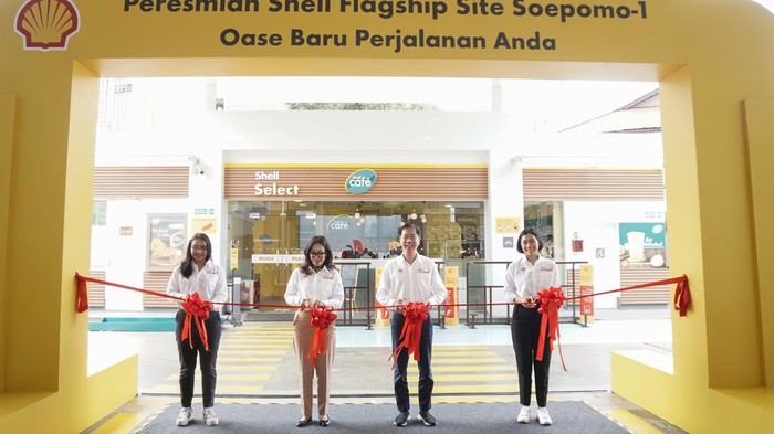 Gerai SPBU Flagship pertama Shell hadir di Indonesia, tepatnya di Tebet, Jaksel. SPBU ini melayani isi BBM dan Charging Station untuk kendaraan listrik.