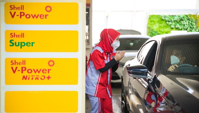 Gerai SPBU Flagship pertama Shell hadir di Indonesia, tepatnya di Tebet, Jaksel. SPBU ini melayani isi BBM dan Charging Station untuk kendaraan listrik.