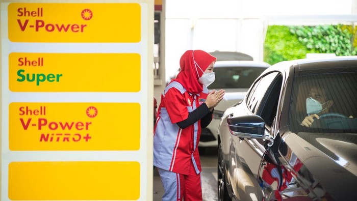 Layanan SPBU Flagship, Bisa Isi BBM dan Ngecas Mobil Listrik Gerai SPBU Flagship pertama Shell hadir di Indonesia, tepatnya di Tebet, Jaksel. SPBU ini melayani isi BBM dan Charging Station untuk kendaraan listrik.