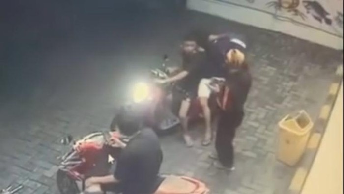 Pria bernama Baharuddin (26) di Kota Makassar, Sulawesi Selatan (Sulse) dikeroyok tiga orang temannya di depan minimarket.