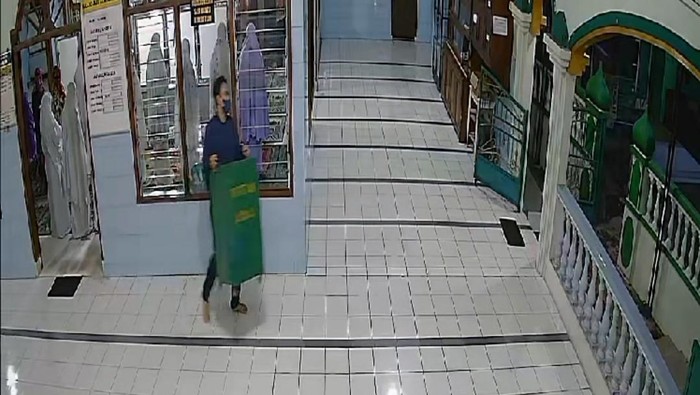 Detik-detik pencuri kotak amal beraksi dan terekam CCTV di Masjid Al Mujahidin, Desa Banjarsari Kidul, Kecamatan Sokaraja, Kabupaten Banyumas.