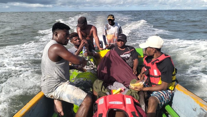 Polisi telah menemukan tiga penumpang speedboat yang terbalik di perairan Kabupaten Mamberamo Raya, Papua.