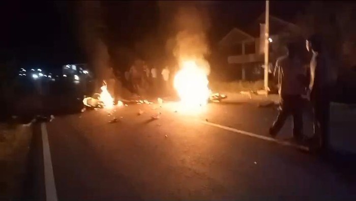 Dua sepeda motor terlibat tabrakan hingga terbakar di Kabupaten Mamuju, Sulawesi Barat (Sulbar).
