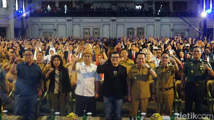 Menkominfo Budi Arie Setiadi berfoto bersama dengan guru dan siswa yang hadir dalam event #DemiIndonesia Cerdas Memilih di Palembang, Senin (22/1/2024).