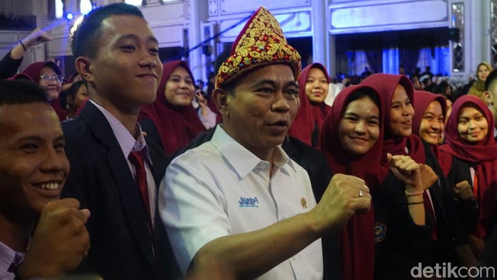 Menkominfo Budi Arie Setiadi berfoto bersama dengan guru dan siswa yang hadir dalam event #DemiIndonesia Cerdas Memilih di Palembang, Senin (22/1/2024).