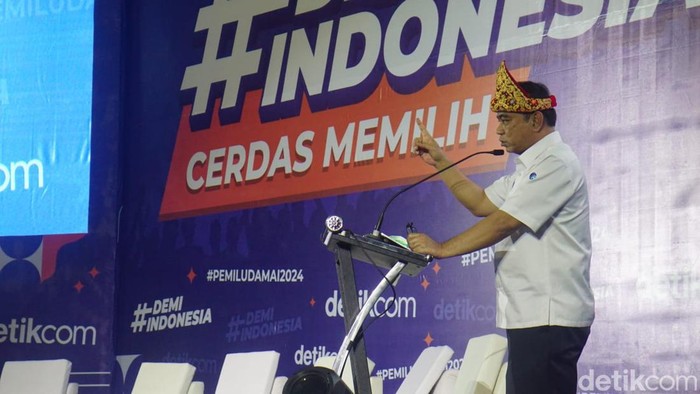 Menkominfo Budi Arie Setiadi berfoto saat hadir dalam event #DemiIndonesia Cerdas Memilih di Palembang, Senin (22/1/2024).