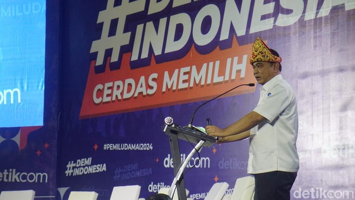 Menkominfo Budi Arie Setiadi berfoto saat hadir dalam event #DemiIndonesia Cerdas Memilih di Palembang, Senin (22/1/2024).