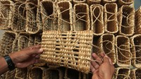 Barang-barang tersebut dijual dengan harga Rp 15 ribu hingga Rp 1,5 juta per buah.  