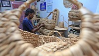 Mursalin awalnya membuka usaha industri rumahan dengan memproduksi berbagai produk berbahan eceng gondok di Desa Kubu, Kecamatan Arongan Lambalek, Kabupaten Aceh Barat pada tahun 2016.  