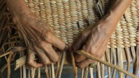 Mereka memproduksi berbagai kerajinan dan aksesoris seperti keranjang, kotak tisu, lampion, alas piring, alas gelas, nampan, gantungan kunci, tas, vas bunga, sandal, kotak gelas, kursi, meja, gantungan lampu, dan topi.  