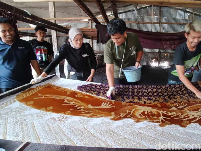 Mikail Baswedan dan Rahma Arifa saat membatik di Sembung Batik Kulon Progo, DIY, Senin (22/1/2024).