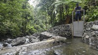 Warga memeriksa bendungan untuk Pembangkit Listrik Tenaga Mikrohidro (PLTMH) di Dusun Tombiobong, Banggai Sulawesi Tengah, Minggu (21/1/2024). 