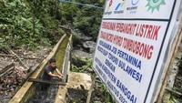 Warga membersihkan aliran bendungan untuk Pembangkit Listrik Tenaga Mikrohidro (PLTMH) di Dusun Tombiobong, Banggai Sulawesi Tengah, Minggu (21/1/2024). 