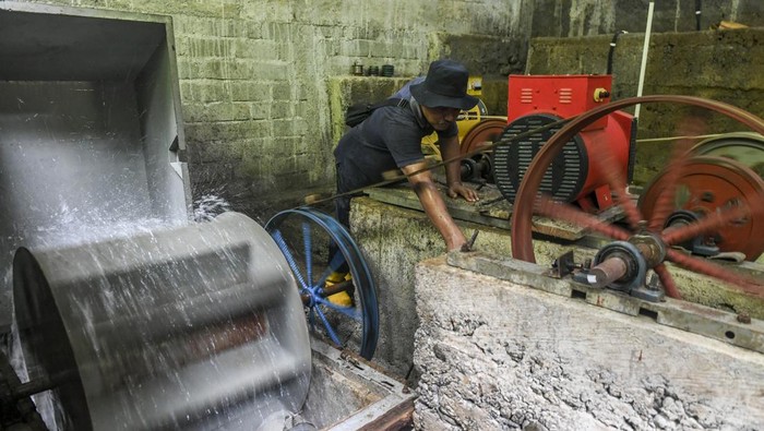 Warga memeriksa turbin Pembangkit Listrik Tenaga Mikrohidro (PLTMH) di Dusun Tombiobong, Banggai Sulawesi Tengah, Minggu (21/1/2024). Joint Operating Body Pertamina-Medco E&P Tomori Sulawesi (JOB Tomori) membangun PLTMH untuk mengalirkan listrik ke wilayah pemukiman Komunitas Adat Terpencil Suku Loinang di Dusun Tombiobong. ANTARA FOTO/Hafidz Mubarak A/aww.