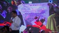 Capres nomor urut 1 Anies Baswedan membacakan pantun yang dituliskan pendukungnya saat kampanye akbar di GOR Parung, Bogor, Jawa Barat, Senin (22/1/2024). Isi pantun bertuliskan asam sulfat di bagian sampiran.