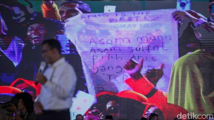 Momen Anies Baca Pantun 'Asam Sulfat' di Kampanye Akbar Capres Anies Baswedan membacakan pantun yang dituliskan pendukungnya saat kampanye akbar di GOR Parung, Bogor, Jawa Barat, Senin (22/1/2024). Isi pantun bertuliskan asam sulfat di bagian sampiran.