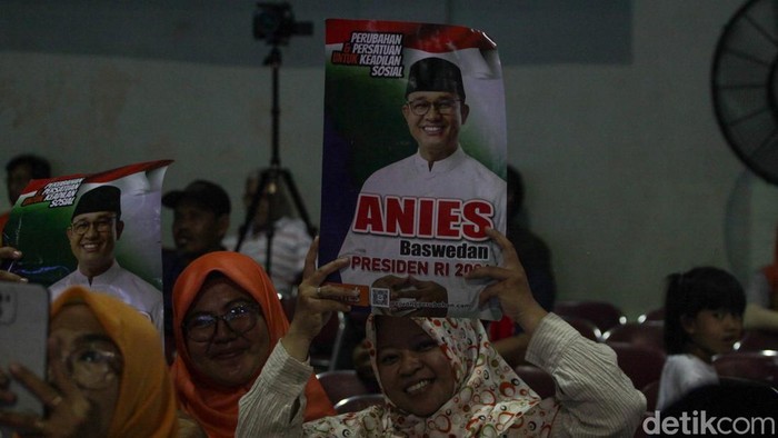Momen Anies Baca Pantun 'Asam Sulfat' di Kampanye Akbar Capres Anies Baswedan membacakan pantun yang dituliskan pendukungnya saat kampanye akbar di GOR Parung, Bogor, Jawa Barat, Senin (22/1/2024). Isi pantun bertuliskan asam sulfat di bagian sampiran.