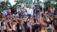 Anies Baswedan memberikan pidato saat kampaye di Lapangan Cikarang, Senin (22/1/2024).  