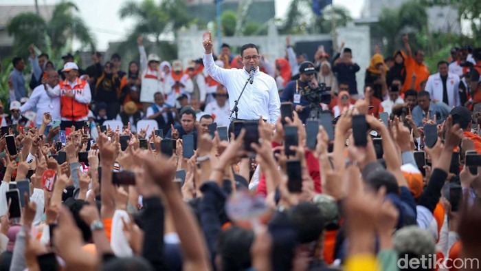 Momen Anies Diserbu Pendukungnya di Cikarang Capres nomor urut 1, Anies Baswedan, melakukan kampanye di Cikarang, Kabupaten Bekasi, Jawa Barat. Anies disambut kerumuman pendukungnya.