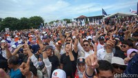 Mereka juga mengacungkan satu jari sebagai simbol nomor urut Anies-Muhaimin. 