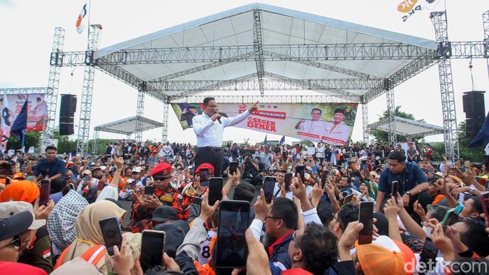 Capres nomor urut 1, Anies Baswedan, melakukan kampanye di Cikarang, Kabupaten Bekasi, Jawa Barat. Anies disambut kerumuman pendukungnya.