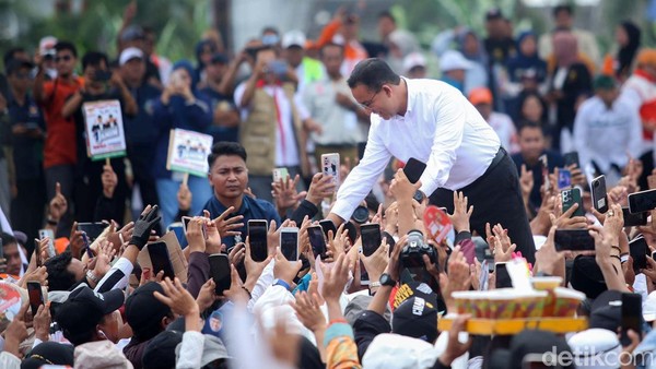 Momen Anies Diserbu Pendukungnya di Cikarang