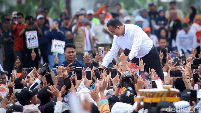 Momen Anies Diserbu Pendukungnya di Cikarang Capres nomor urut 1, Anies Baswedan, melakukan kampanye di Cikarang, Kabupaten Bekasi, Jawa Barat. Anies disambut kerumuman pendukungnya.