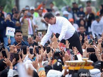 Momen Anies Diserbu Pendukungnya di Cikarang