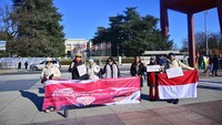 Relawan Ganjar-Mahfud yang tergabung dalam Ganjarian Spartan Swiss berorasi menyuarakan keprihatinan tentang Politik Dinasti dan KKN yang menjadi ancaman bagi demokrasi di Indonesia.