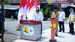 Momen Jokowi-Basuki Jongkok Bareng Cek Jalan Beton
