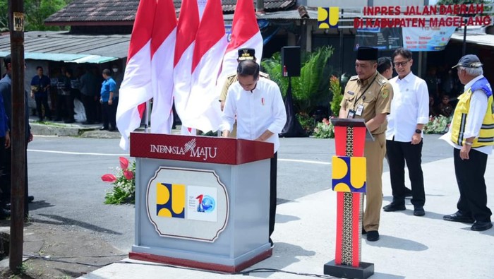 Presiden Joko Widodo (Jokowi) didampingi Menteri Pekerjaan Umum dan Perumahan Rakyat (PUPR) Basuki Hadimuljono, Menteri Perdagangan Zulkifli Hasan, Menteri Kesehatan Budi Gunadi Sadikin, Pj Gubernur Jawa Tengah Nana Sudjana, dan Bupati Magelang Zaenal Arifin meresmikan empat ruas jalan daerah di ruas jalan Muntilan-Keningar, Kecamatan Dukun, Kabupaten Magelang, Senin (22/1/2024).