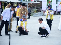 Momen Jokowi-Basuki Jongkok Bareng Cek Jalan Beton