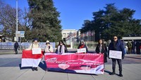 Ketua relawan Ganjarian Spartan Swiss, Usi Bo’i Nitha Müller Soplanit, bersama para relawan membentangkan spanduk bertuliskan dukungan kepada Ganjar Mahfud dan menolak Dinasti Politik di depan kantor Perserikatan Bangsa-bangsa, Kota Jenewa, Swiss, Sabtu (20/1/2024).